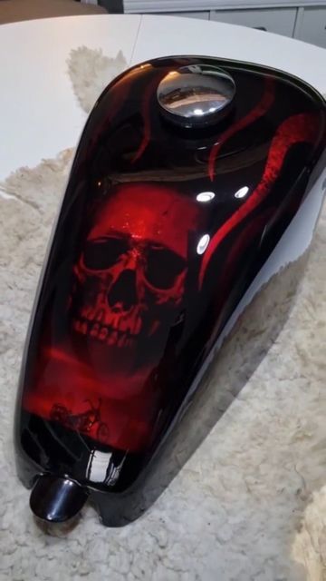 Custom Motorcycle Paint Jobs Ideas, Airbrushed Tanks, Moto Custom, Honda Shadow Bobber, Gas Tank Paint, Motorcycle Art Painting, Paint Bike, Custom Motorcycle Paint Jobs, Bike Tank