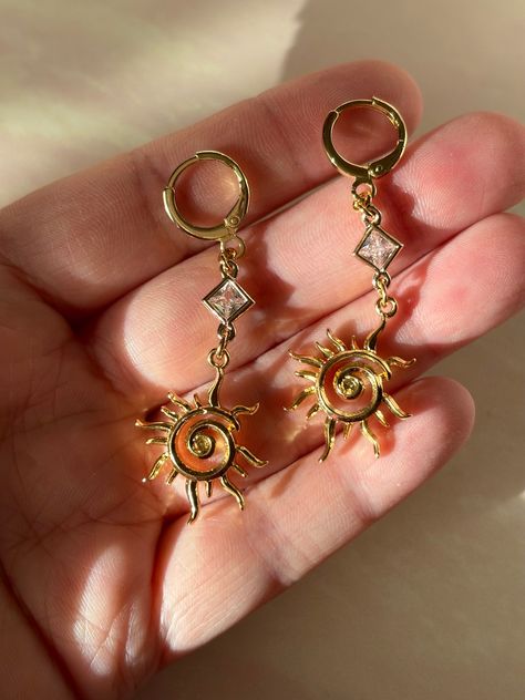 Sun And Moon Earrings Aesthetic, Golden Hour Jewelry, Asthetic Earings, Gold Alternative Jewelry, Gold Celestial Jewelry, Sun Piercing, Wire Sun, Sun Accessories, Spiral Sun