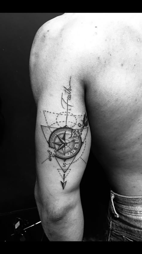 Compass Tattoos Arm, Natur Tattoo Arm, Tricep Tattoos, Korean Tattoo, Tatuagem Masculina Pequena, Compass Tattoo Design, Inspiration Tattoos, Anime Tattoo, Arm Band Tattoo