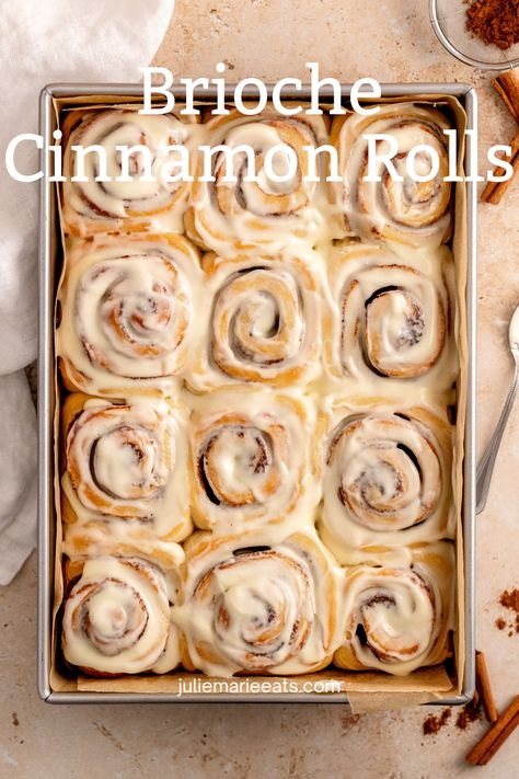 Brioche Cinnamon Rolls, Homemade Cake Mixes, Fluffy Cinnamon Rolls, Winter Dessert Recipes, Breakfast Recipes Sweet, Fall Desserts Easy, Holiday Dessert Recipes, Homemade Pastries, Delicious Cream