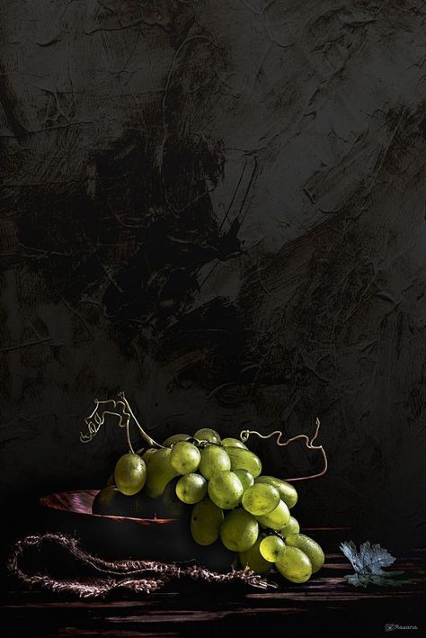 White Grapes, Still Life Pictures, Dark Food Photography, Fruits Photos, Life Paint, Food Photography Inspiration, Fruit Photography, Summer Painting, Food Drink Photography