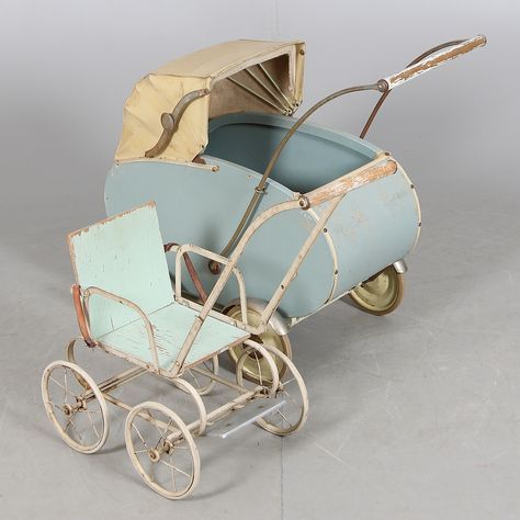 Baby Doll Furniture, Doll Pram, Sweet Dreams Baby, Vintage Pram, Antique Doll Dress, Baby Buggy, Prams And Pushchairs, Dolls Prams, Baby Prams