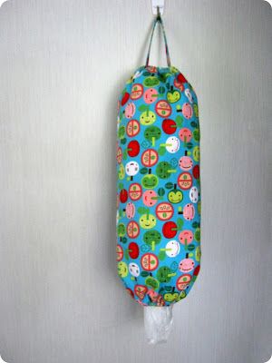 STITCH by Fay: Tutorial: Grocery Bag Dispenser 1 Diy Bag Dispenser, Diy Grocery Bag Holder, Diy Plastic Bag Holder, Diy Grocery Bags, Grocery Bag Storage, Bag Holder Pattern, Grocery Bag Dispenser, Dispenser Diy, Plastic Bag Storage