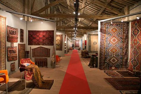 Main Gallery Sadu Rug, Sabyasachi Showroom, Arsin Rug Gallery, Al Sadu Weaving, Carpet Exhibition Design, Carpet Exhibition, Nubian Style, Dubai Design Week, Rice Mill