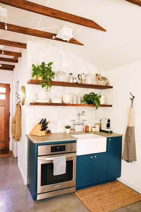 Small Kitchenette, Tiny Kitchen Design, Basement Kitchen, Basement Apartment, Boheme Chic, Studio Kitchen, Guest Cottage, Mini Kitchen, Apartment Kitchen