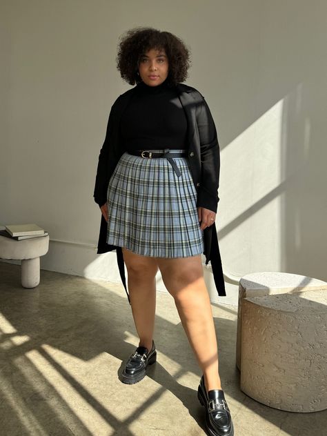 Plus Size Plaid Pleated Skirt Plus Size Bottoms -2020AVE Skirt With Graphic Tee Outfit, Plus Size Pleated Skirt Outfits, Plus Size Mini Skirt Outfit, Plus Size Skirt Outfits, Plus Size Tennis Skirt, Alternative Plus Size Fashion, Plaid Mini Skirt Outfit, Plus Size Shorts Outfit, Mini Skirt Plus Size