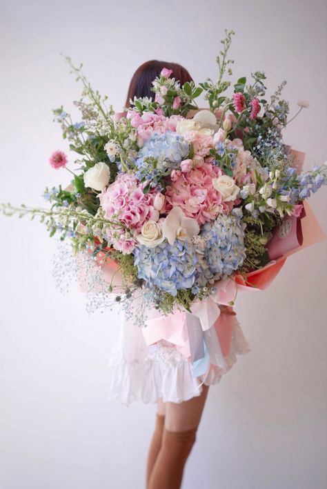 Giant Wedding Bouquet, Large Bouquet Of Flowers Gift, Manifesting Life, Wrap Flowers, Different Kinds Of Flowers, Large Bouquet, Boquette Flowers, Types Of Roses, Gift Bouquet