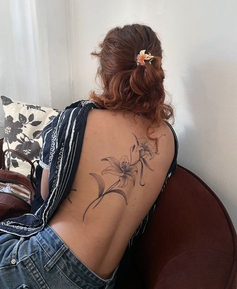 Lily Back Tattoo, Hogwarts Tattoo, Earthy Tattoos, Small Pretty Tattoos, Pretty Tattoos For Women, Tattoos For Black Skin, Lily Tattoo, Spine Tattoo, Discreet Tattoos