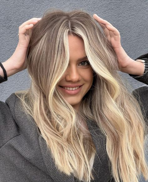 Blonde Brown Money Piece, Golden Blonde Hair Balayage Brunettes, Creamy Blonde Money Piece, Smokey Light Brown Hair, Touch Up Balayage, Summer Baylage Hair 2023, Medium Blonde With Money Piece, Blonde Front Pieces On Blonde Hair, Rooty Blended Blonde Hair