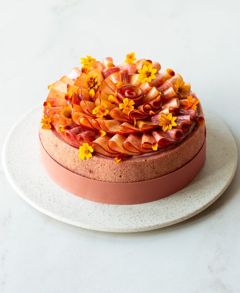 Peach, honey and chamomile entremet Granny Cake, Peach Honey, Peach Raspberry, Equestrian Shop, Creative Birthday Cakes, Stone Fruit, Decorated Cakes, Buckwheat, Edible Flowers