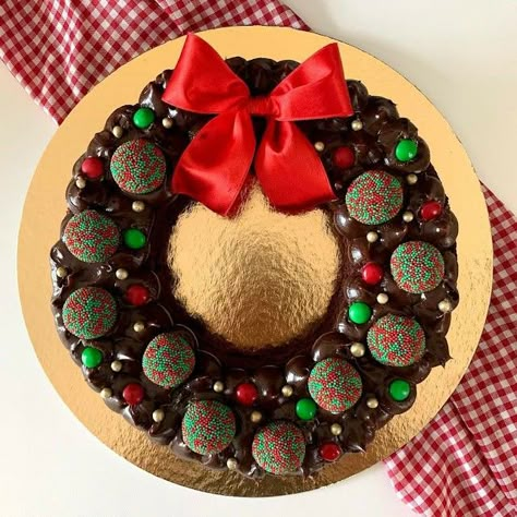 Guirlandas Cakes para o natal. Inspire-se Bundt Cake Decorations, Christmas Pastries, Christmas Brownies, Xmas Cookies, Mini Donuts, Happy Hair, Bake Sale, Christmas Goodies, Christmas Cake