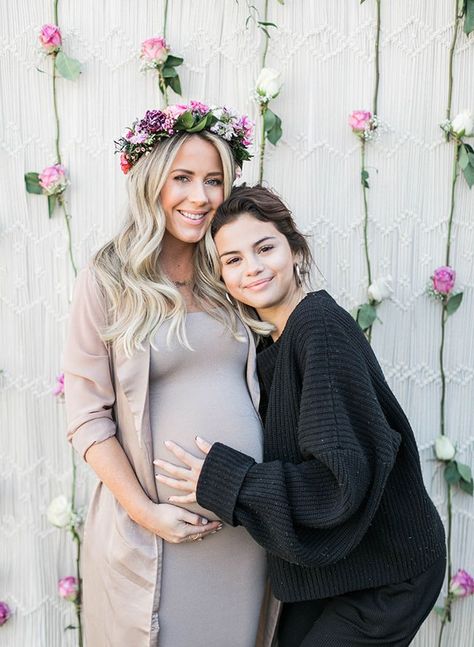 Foto Gender Reveal, Friend Pregnancy Photos, Baby Shower Outfit For Guest, Pregnant Photography, Shower Pictures, Pregnant Sisters, Baby Shower Pictures, Cute Maternity Dresses, Shower Photography