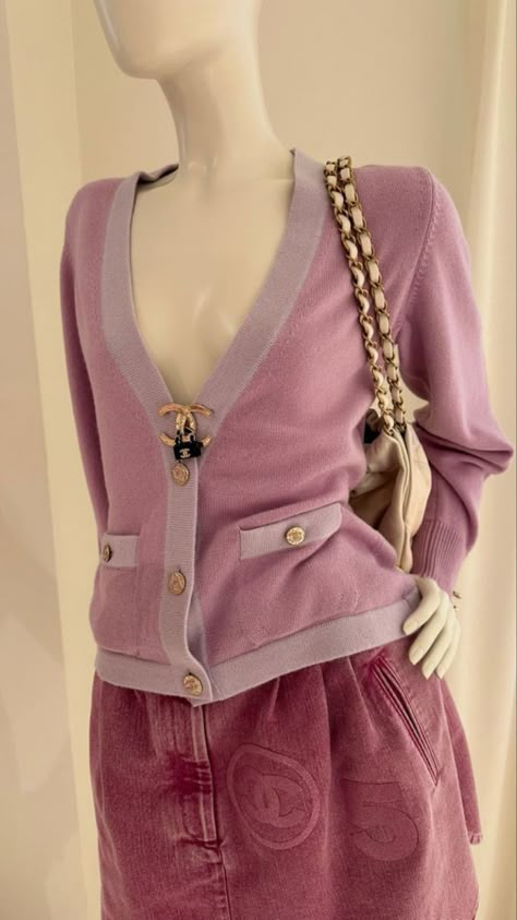 Chanel outfit Chanel Sweater Outfit, Chanel Outfit Aesthetic, Chanel Sweater, Chanel Outfit, Dolce E Gabbana, Rainbow Dash, Fashion Lookbook, Lookbook Outfits, Couture Fashion