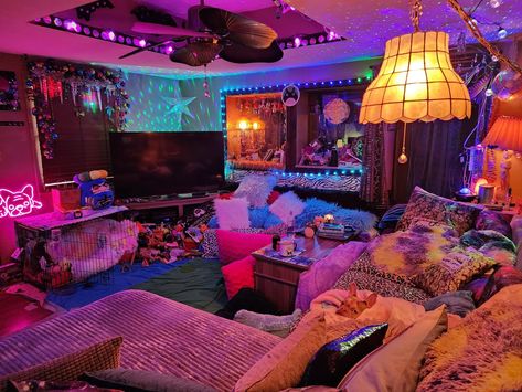 Kitties Room Backrooms, Room Inspo For Basement, Tripping Room Ideas, Smokers Chill Room, Smokers Room Decor, A Steric Room Ideas, Cozy Trippy Bedroom, Smoker Vibe Room, Shroom Room Decor