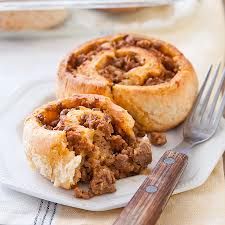 I love these! I'm guessing everyone's grandmother/mother got the same recipe off the bisquick box sometime in the 60's :P its basically bisquick mixed with milk spread with ground meat mixed with minced onions (I'm gonna use garlic), ketchup and mustard. You roll it up like a jelly roll, slice and bake. Hamburger Pinwheels, Sizzling Recipe, Pinwheels Recipe, Donut Toppings, Meat Rolls, Cookie Toppings, Football Snacks, Pinwheel Recipes, America's Test Kitchen Recipes