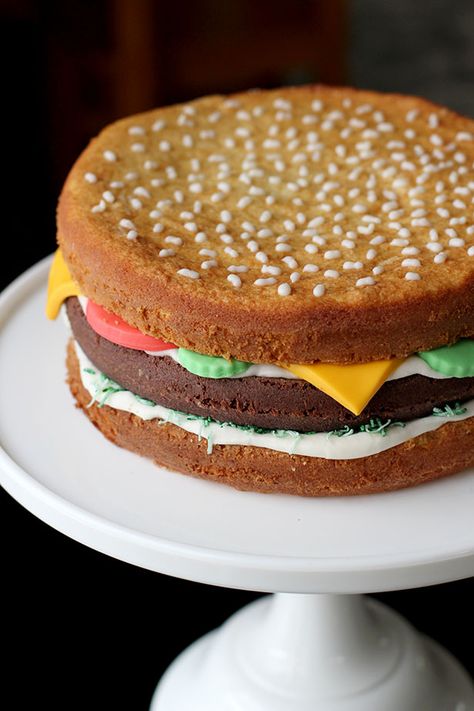 How to Make a Hamburger Birthday Cake from @janemaynard Dinner Ideas For Husband, Birthday Cake Ideas For Men, Cake Ideas For Men, Birthday Dinner Ideas, Hamburger Party, Hamburger Cake, Burger Cake, Burger Party, Birthday Bbq