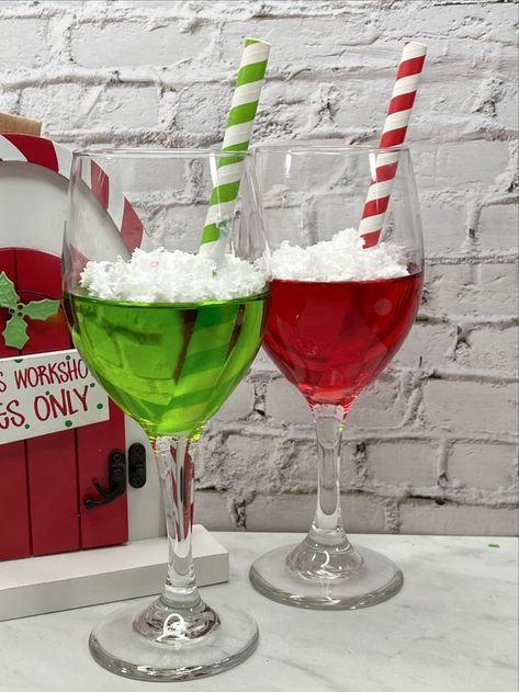 These fun Christmas glasses of red & green wine are the cutest things for your party, tiered trays or a cute gift! Each glass of wine is topped with some shimmery snowflakes. Red Green Christmas Decor, Christmas Decor Craft, Wine Glass Display, Green Christmas Decor, Fake Gifts, Fake Food Props, Red Drinks, Drinks Party, Red Meaning