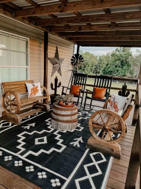 Small Front Porches Designs Modern, Western Patio Ideas Rustic Porches, Western Homes Interior, Western Ranch Style Homes, Western Wrap Around Porch, Western Front Entryway, Front Porch Western Decor, Front Porch Ideas Western, Western Ideas For Home