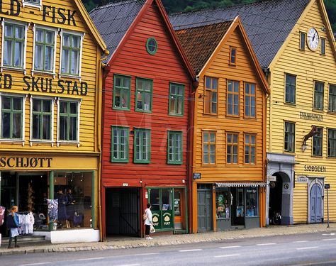 Brightly-coloured traditional Norwegian timber merchants' houses in Bryggen, Bergen, Norway Norwegian Architecture Traditional, Norwegian Chocolate, Nordic Houses, Norwegian Architecture, Norway House, Norwegian House, Nordic House, Urban Sketches, House Design Exterior