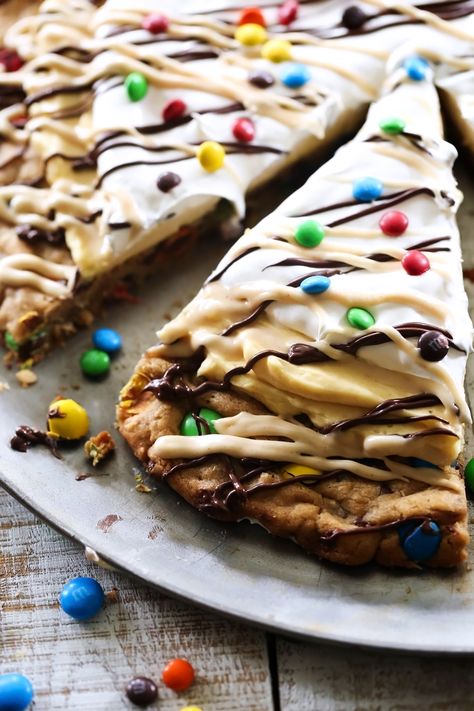 Dessert Pizza Recipes, Pizza Dessert, Monster Cookie, Cookie Pizza, Recipes Delicious, Dessert Pizza, Pizza Pie, Melting Chocolate Chips, Sweet Breads