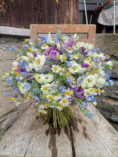 Lilac Wildflower Bouquet, Lavender And Daisy Bouquet, Wedding Bouquet Wild Flowers, Wild Flower Bouquet Wedding, Wild Flower Wedding Bouquet, Wildflower Bouquet Wedding, Wild Flowers Bouquet, Wedding Bouquet Styles, Wildflower Arrangements