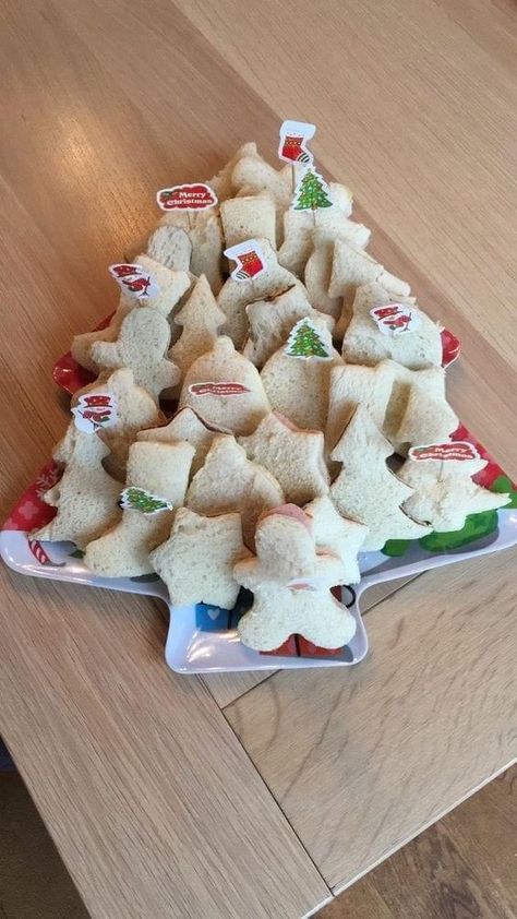 Kids Holiday Snack Ideas, Xmas Sandwich Ideas, Christmas Sandwiches For Kids, Christmas Picky Food, Christmas Theme Lunch, Christmas Movie Snack Ideas, Kids Christmas Lunch Ideas, Preschool Christmas Party Food, Classroom Christmas Party Food