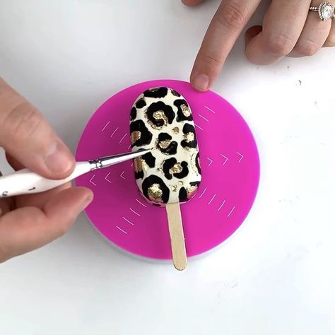 Belly's Bake Shop on Instagram: “You asked for it, so you got it! 🙌🏻 Leopard cakesicle tutorial! 🐆🖤🎀 Here’s a super short rundown!  Let me know what you think! 💞⁣⁣⁣ ⁣⁣⁣ ⁣…” Fancy Cake Pops, Chocolate Molds Recipe, Magnum Cake, Popsicles Cake, Offset Spatula, Chocolate Bark Recipe, Baking Photography, Strawberry Gifts, Ice Cream Pops