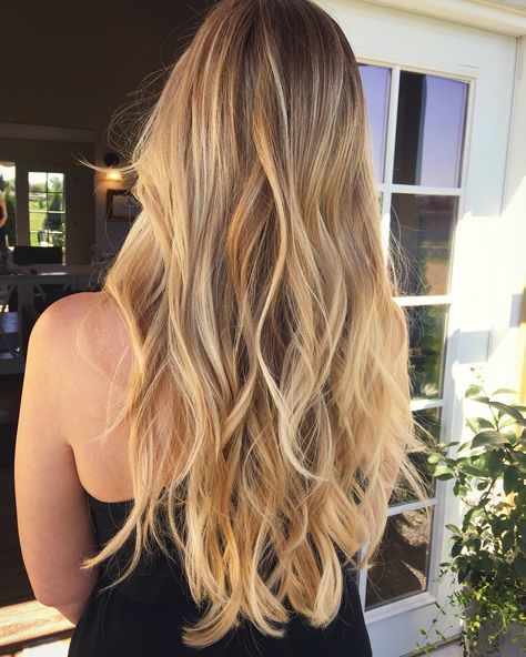 Balayage summer hair natural blonde with beach waves Long Hair With Light Layers, Hair With Light Layers, Beachy Blonde Highlights, Beach Blonde Balayage, Blonde Beach Hair, Beach Balayage, Blonde Hair Beach, Blonde Beach Waves, Balayage Summer