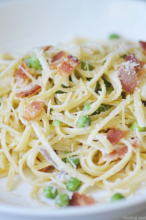 Pasta with peas and bacon is a great dinner recipe! This simple pasta dish is sure to become a favorite! Vegetarian Dishes Healthy, Pasta With Peas And Bacon, Peas And Bacon, Homemade Pasta Sauce Recipe, White Pasta Sauce Recipe, Pasta With Bacon, Easy Pasta Dinner Recipes, Bacon Dishes, Creamy Peas