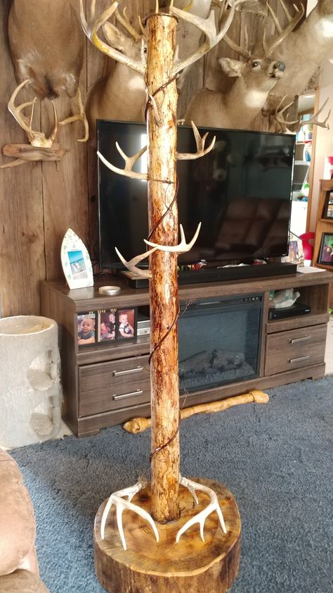 Skull Display Ideas, Deer Antler Coat Rack, Diy Antler Projects, Deer Antler Christmas Tree, Antler Display Ideas, Deer Antler Tree, Deer Horn Ideas, Diy Deer Antlers, Antler Coat Rack