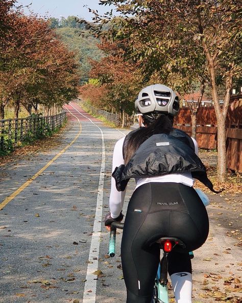 Woman Cycling Outfit, Bycicle Outfit, Bike Woman, Bike Women Cycling, Woman Cycling, Girls On Bikes, Girls Glasses, Bicycle Chic, Cycling Girl