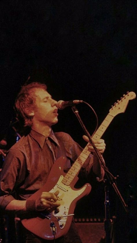 Mark Knopfler Wallpaper, Mark Knopfler 70s, Dire Straits Aesthetic, Dire Straits Wallpaper, Guitarist Wallpaper, Artists Aesthetic, Gary Moore, Tunnel Of Love, Mark Knopfler