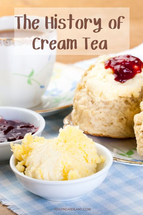 Cream tea is a popular British and American indulgence that has been enjoyed for centuries. It is a simple yet delicious tradition that typically involves enjoying a pot of freshly brewed tea, served alongside warm scones, clotted cream, and sweet jam. Cream Tea Ideas, English Tea With Milk, English Cream Tea, English Tea Scones, Devon Cream Tea, Afternoon Tea Cotswolds, British Tea Time, Cornish Cream Tea, Scones And Clotted Cream