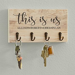 Key Designs, Key Holder Diy, Wooden Key Holder, Personalized Anniversary Gifts, Key Organizer, Crafts To Make And Sell, Cricut Craft Room, Unique Personalized Gift, Cricut Projects Vinyl