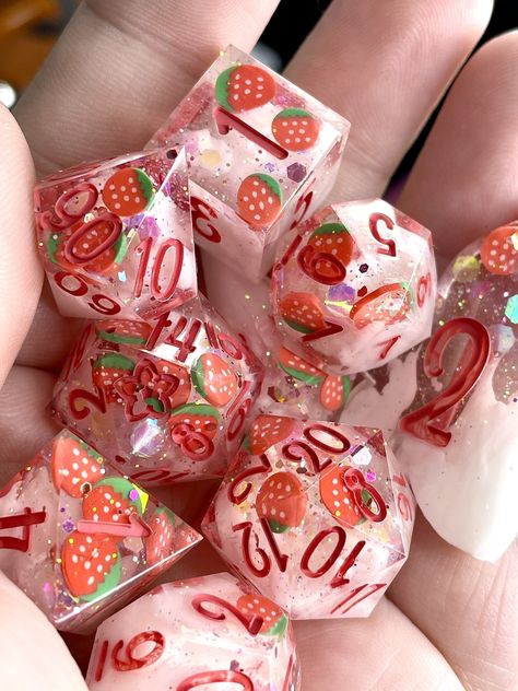 Pink Dice Aesthetic, Dragon Hoard Aesthetic, Pretty Dnd Dice, Dnd Dice Ideas, Dnd Aesthetic Dice, Resin Dice Ideas, Dnd Dice Aesthetic, Cute Dnd Dice, Dnd Dice Art