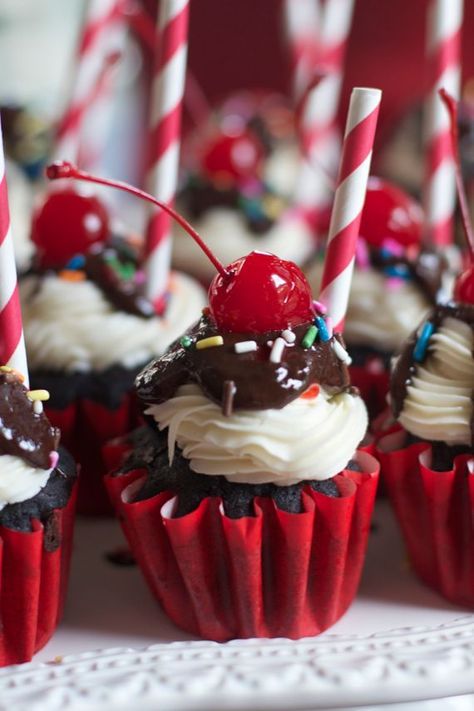 Chocolate Sundae Cupcakes with Vanilla Buttercream Frosting Fudge Cupcakes, Chocolate Fudge Cupcakes, Frost Cupcakes, Sundae Cupcakes, Chocolate Sundae, Chocolate Fudge Frosting, Chocolate Garnishes, Fudge Frosting, Vanilla Buttercream Frosting