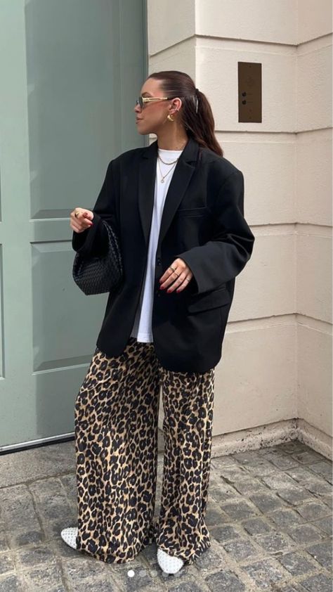 Animal Print Pants Outfit, Leopard Print Pants Outfit, Cheetah Print Outfits, Leopard Outfits, Latina Outfits, Mode Zara, Leopard Print Pants, Downtown Outfits, Nashville Outfits