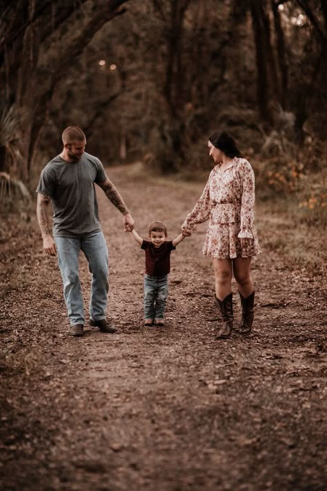 Family Forest Photoshoot, Forest Family Photoshoot, Family Engagement Photos, Fall Photoshoot Family, Outdoor Family Photoshoot, Cute Family Photos, Mini Photo Sessions, Winter Family Photos, Toddler Photoshoot