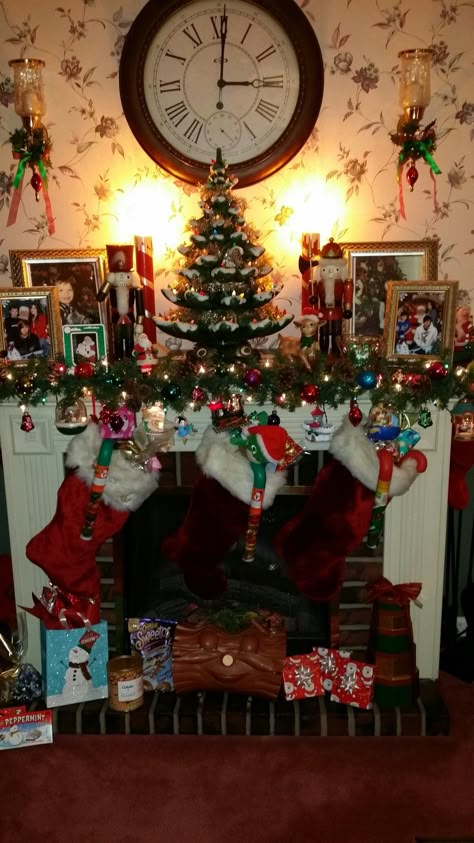 Christmas Early 2000s, Early 2000s Christmas Nostalgia, Early 2000s Christmas, 90s Christmas Tree, Christmas 2000s, Old School Christmas, 2000s Christmas, Christmas 80s, Holiday Goals