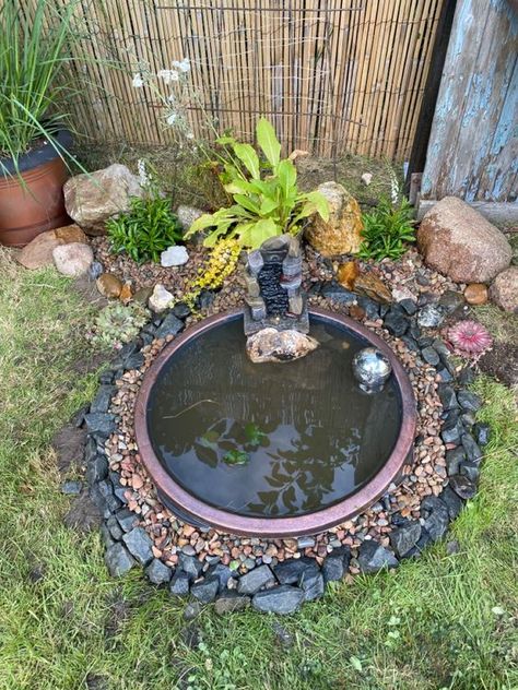 20 Inspiring Small Garden Pond Design Ideas Check more at https://zugnews.com/60279-2/ Small Garden Pond, Pond Design Ideas, Patio Ponds, Ponds For Small Gardens, Water Wall Fountain, Fountain Ideas, Fish Pond Gardens, Patio Pond, Animal Garden