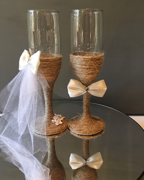 Copas para novios vaquero Rustic Wine Glasses, Rustic Wedding Glasses, Wedding Toasting Glasses, Bride And Groom Glasses, Wedding Wine Glasses, Wedding Champagne Glasses, Decorated Wine Glasses, Wedding Flutes, Country Style Wedding