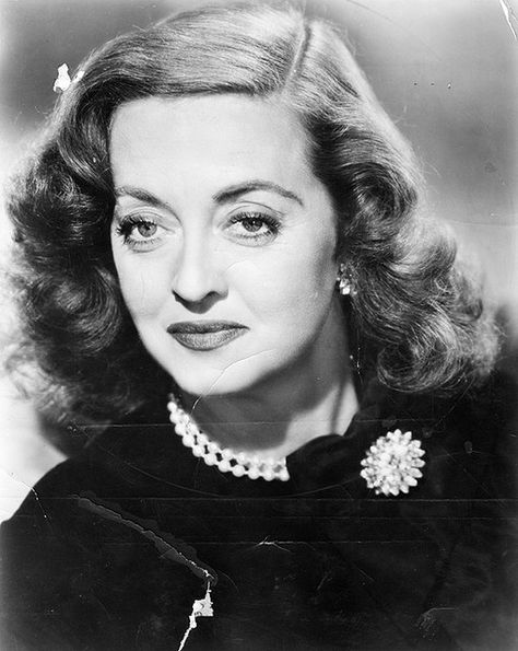 One of the greatest actresses of the silver screen .... Bette Davis Eyes, Very Important Person, Old Hollywood Actresses, Betty Davis, All About Eve, Old Hollywood Stars, Classic Actresses, Bette Davis, Joan Crawford