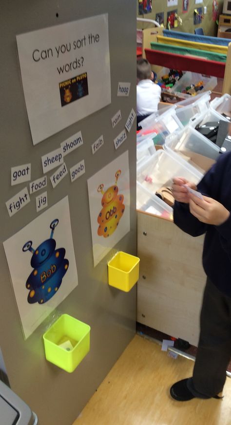 Phonics challenge based on Obb and Bob (phonics play).  Was further differentiated with different coloured words for different groups of children. Eyfs Literacy, Phonics Display, Ks1 Classroom, Year 1 Classroom, Phonics Ideas, Phonics Interventions, Reception Classroom, Exit Slip, Eyfs Classroom