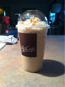 Frappe Recipe Mcdonalds, Homemade Mcdonalds, Frappe Drinks, Mcdonalds Caramel Frappe, Homemade Frappe, Carmel Frappe, Coffe Drinks, Caramel Frappe Recipe, Copycat Drinks