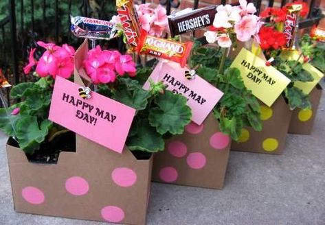 May Day Basket Ideas, May Day Crafts, May Day Ideas, Nurse Gift Baskets, May Day Traditions, May Basket, Happy May Day, May Baskets, May Day Baskets