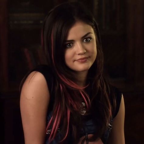 Aria Pink Hair, Aria Montgomery Icon, Aria Montgomery Hair, Aria Aesthetic, Aria Hair, Pretty Little Liars Characters, Pink Hair Highlights, Pink Hair Streaks, Pretty Little Liars Aria