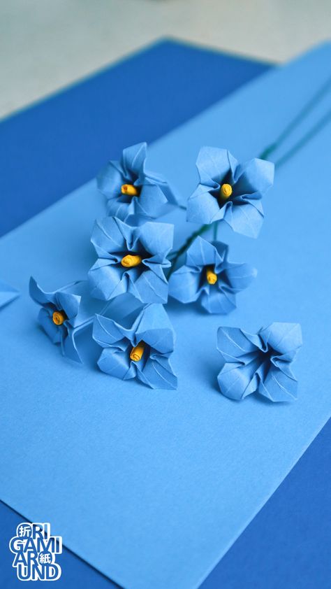 How To Origami Flowers, Blue Paper Flowers Diy, Small Origami Flowers, Forget Me Not Origami, Origami Cards Diy, Origami Forget Me Not, Origami Hydrangea Tutorial, Oragami Flowers, Aesthetic Origami Flowers