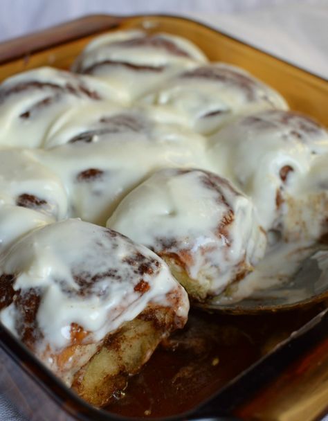 Quick and Easy Cinnamon Rolls made with Sweet Hawaiian Rolls. This cheater breakfast recipe takes less than 30 minutes! Cinnamon Rolls Made With Kings Hawaiian Rolls, Hawian Roll Cinnamon Rolls, Kings Hawaiian Cinnamon Rolls, Kings Hawaiian Rolls Recipe Ideas, Recipes With Hawaiian Rolls, Desserts Cinnamon, Sweet Hawaiian Rolls, Easy Cinnamon Rolls, Hawaiian Roll