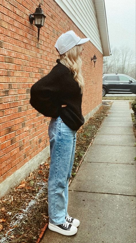 Trucker Hat Winter Outfit, Trucker Hat Fall Outfit, Trucker Hat Outfit Winter, Hat Inspo Outfit, Ballcap Outfits, Chunky Converse Outfit, Chunky Converse, Hat Outfit Winter, Salon Outfits