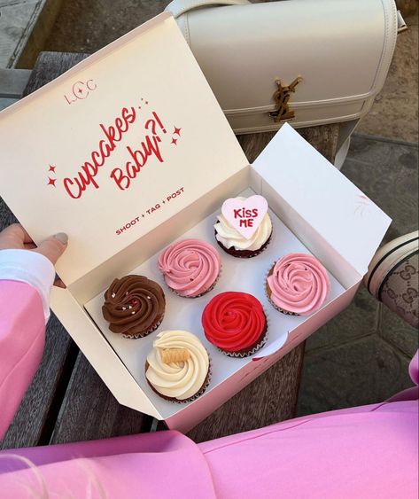 @marigladkaya on instagram Cupcake Packaging, Cake For Boyfriend, Home Bakery Business, Cupcake Decorating Tips, Cookie Business, Mini Cakes Birthday, Valentines Day Cakes, Bakery Packaging, Cake Packaging